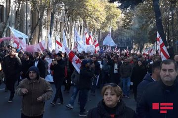 Tiflisdə parlament binası qarşısında aksiya başlayıb - FOTO