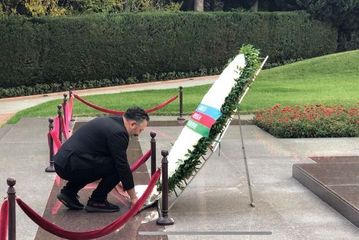 Cem Yılmaz Fəxri Xiyabanı ziyarət etdi - FOTOLENT