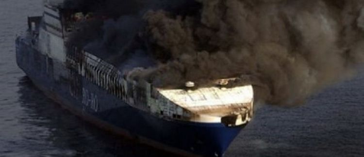 Yaponiya dənizində göyərtəsində 13 rus vətəndaşı olan gəmi yanıb