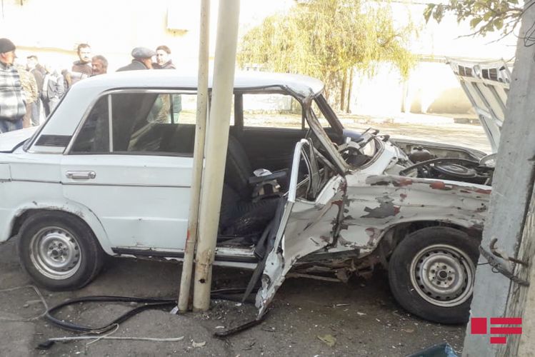 “Mercedes” "VAZ-2106” ilə toqquşdu: yaralananlar var - FOTO