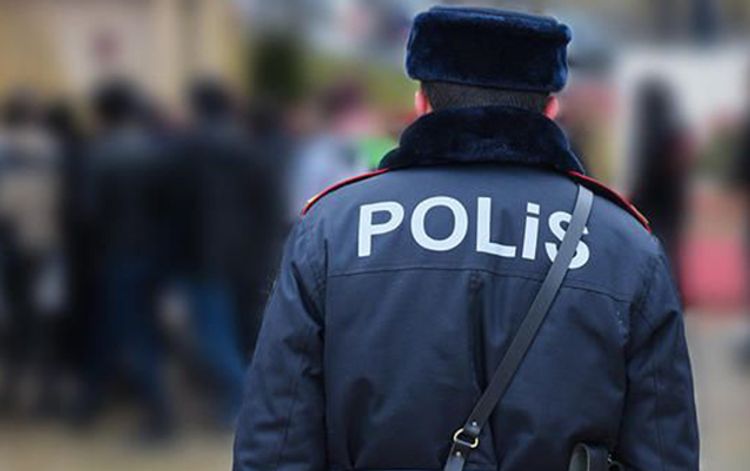 Azərbaycanda polis bıçaqlandı