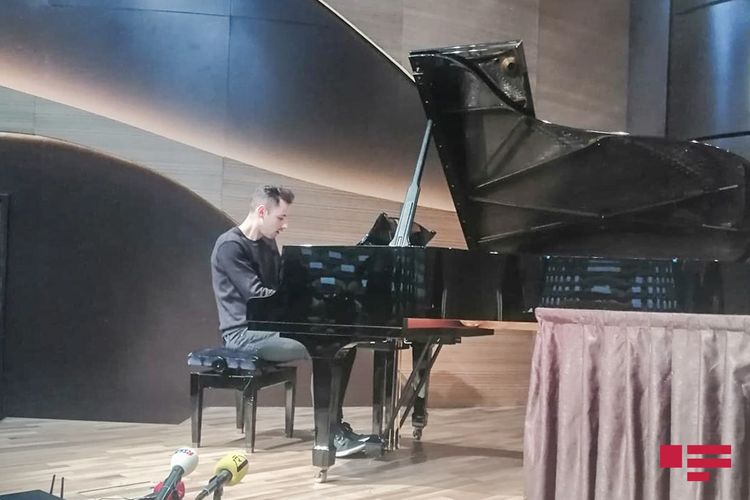 Dünyanın ən cəld pianoçusu BAKIDA