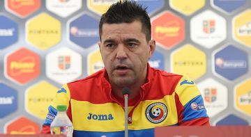 Rumıniya millisinin baş məşqçisi istefa verdi