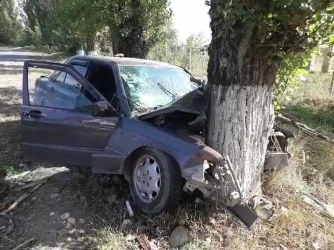 "Mercedes" yoldan çıxaraq ağaca çırpıldı: yaralılar var
