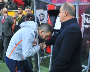 Arda Terimin əlini öpdü - FOTOLENT