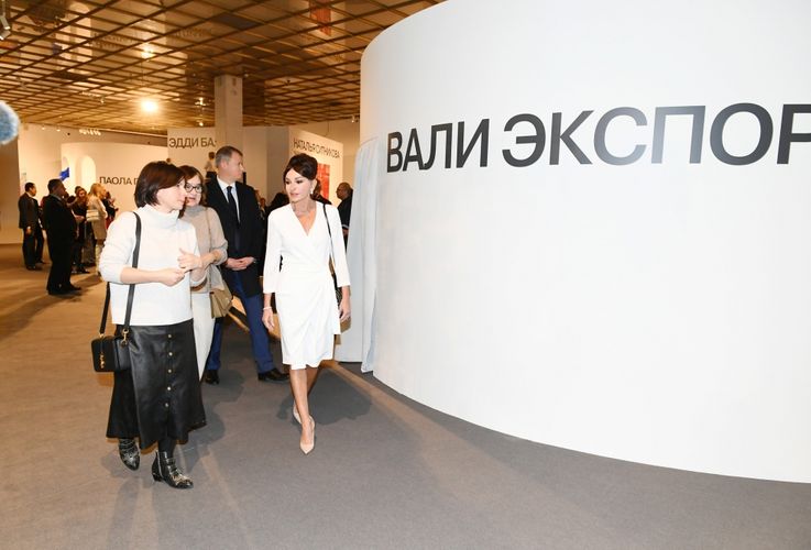Birinci vitse-prezident Mehriban Əliyeva 8-ci Moskva Beynəlxalq Müasir İncəsənət Bienallesi ilə tanış olub - FOTOSESSİYA