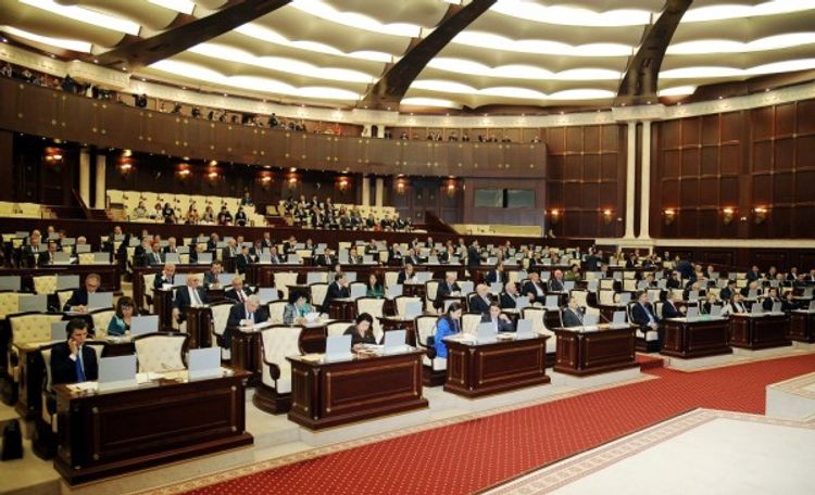 Parlamentdə hökumətin məcburi köçkünlərlə bağlı qərarı tənqid olundu - YENİLƏNİB