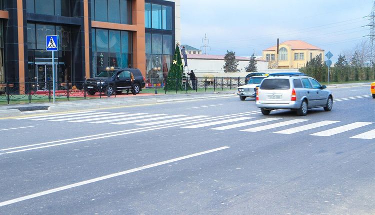 Minik avtomobili yolu keçmək istəyən piyada qızı vurdu