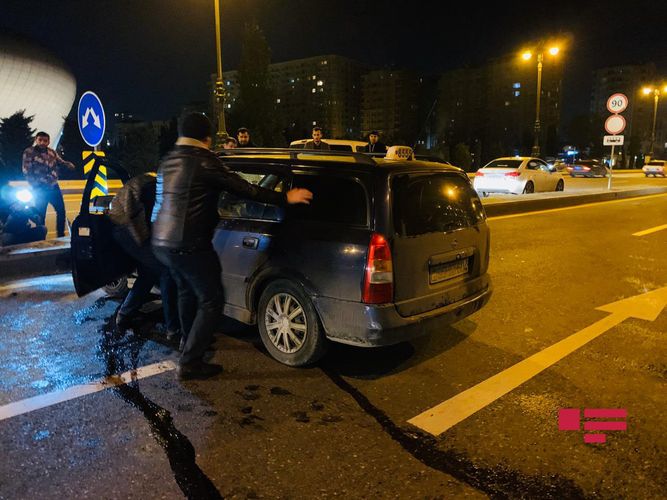 Bakıda taksi fəaliyyəti ilə məşğul olan sürücü qəza törədib - FOTO