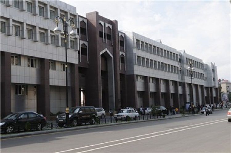 Məktəbin qarşısında maşın piyadanı vurub öldürdü