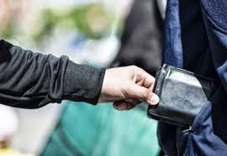 Azərbaycanda kişini qonaq aparıb soydular