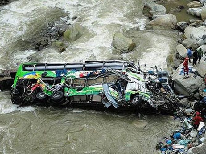 Nepalda dəhşətli qəza: sərnişin dolu avtobus 500 metr yüksəklikdən aşdı