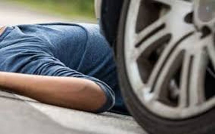 Avtomobil rayon sakinini vuraraq ağır xəsarət yetirib