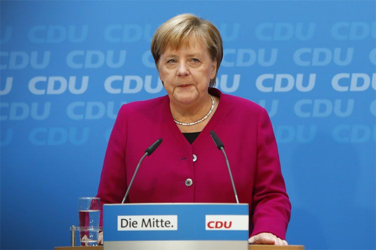 Angela Merkel Berlində çıxış edərkən səhnəyə yıxılıb - VİDEO