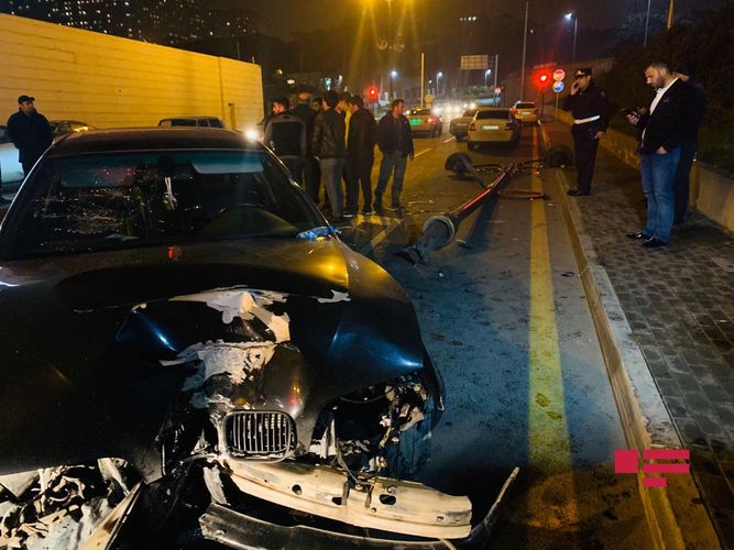 Bakıda idarəetmədən çıxan avtomobil işıq dirəyini aşırıb - FOTO