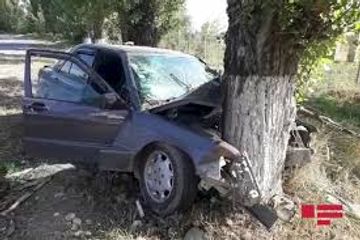 Azərbaycanda maşın ağaca çırpıldı: ölən var 