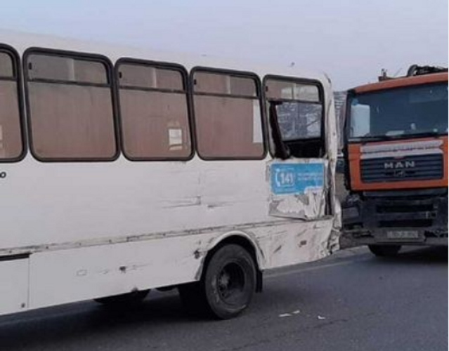 Bakıda "KamAZ" sərnişin avtobusuna çırpıldı: yaralılar var