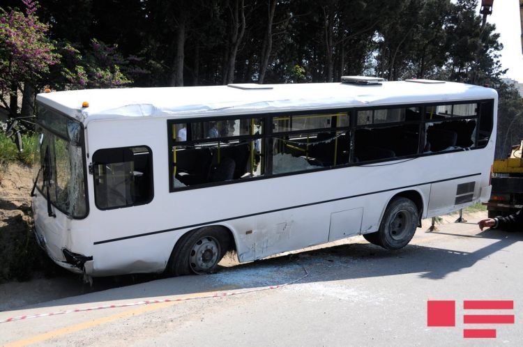 Bakıda sərnişin avtobusu ilə minik avtomobili toqquşub, xəsarət alan var