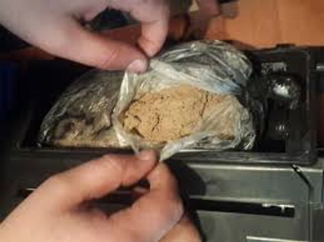Narkotiklərin qanunsuz dövriyyəsində şübhəli bilinən şəxsi polis saxladı