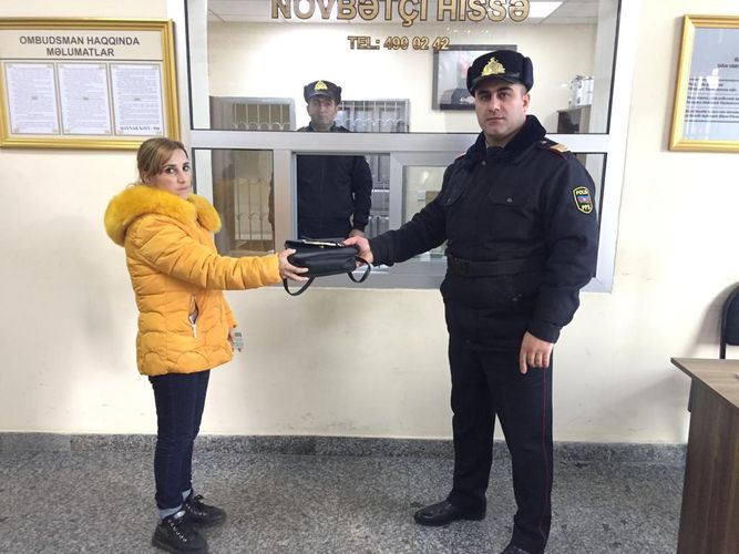 Metroda qadının itirdiyi çanta tapılaraq özünə qaytarıldı