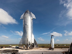 “SpaceX” şirkəti Marsa uçuşlar üçün raket təqdim etdi - <span style="color:red;">VİDEO