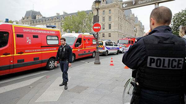 Parisdə polislərə hücum oldu: ölənlər var 