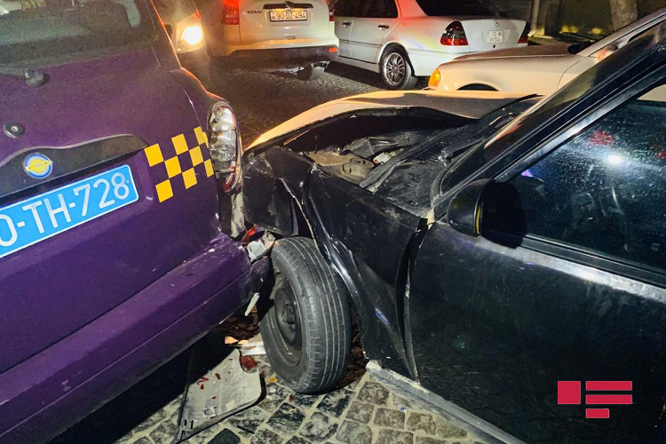 Bakıda yol-nəqliyyat hadisəsi zamanı taksi sürücüsü xəsarət alıb - FOTO