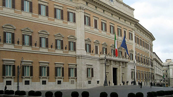 İtaliya Parlamenti deputatların sayını 345 nəfər azaldacaq