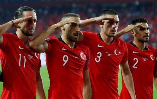 UEFA Türkiyə millisinin hərbi salamını araşdıracaq