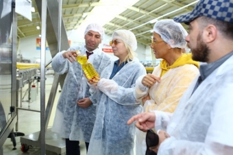 <font color=red>® </font>“Maşın şou”nun iştirakçıları Final yağlarının istehsalı ilə tanış oldular