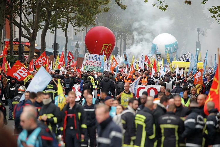 Parisdə aksiya keçirən yanğınsöndürənlərlə polis arasında qarşıdurma yaşanıb