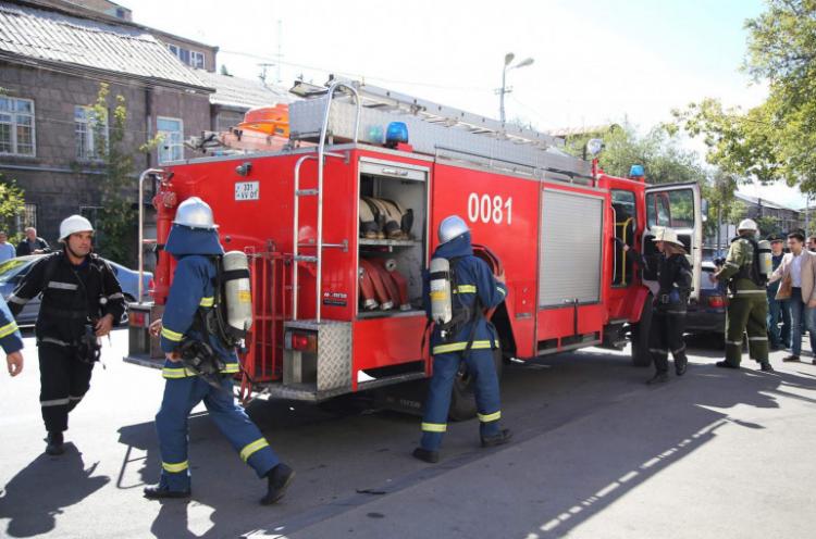 Ermənistanda yaşayış binası sürüşdü