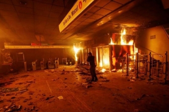 Bu ölkədə iğtişaşlar zamanı supermarket yandırılıb: <span style="color:red;">3 ölü 