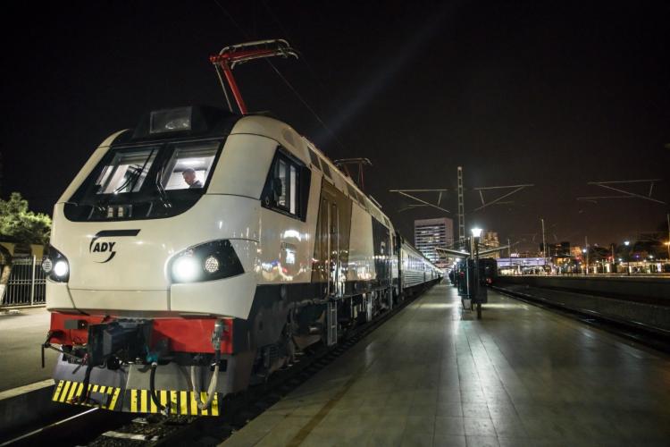 İLK DƏFƏ: Bakı-Tbilisi-Bakı sərnişin qatarı yola salındı