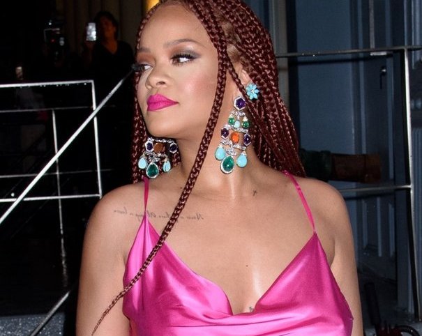 Rihanna tamaşaçılarını şoka saldı - <span style="color:red;">YENİ GÖRÜNTÜLƏR 