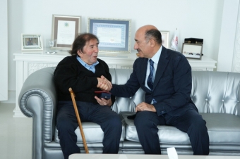 Musa Yaquba Xalq şairi fəxri adının nişanı təqdim edildi
