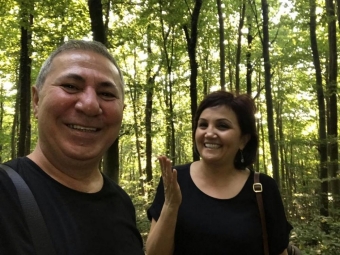 Əməkdar artist 2-ci xanımı ilə - <span style="color:red;">FOTO 