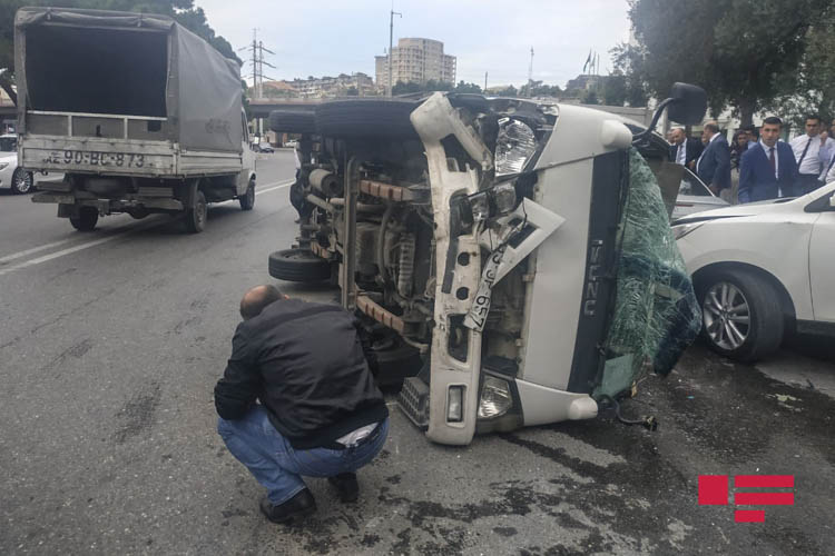 Yük maşını aşdı, yolda tıxac yarandı - FOTO