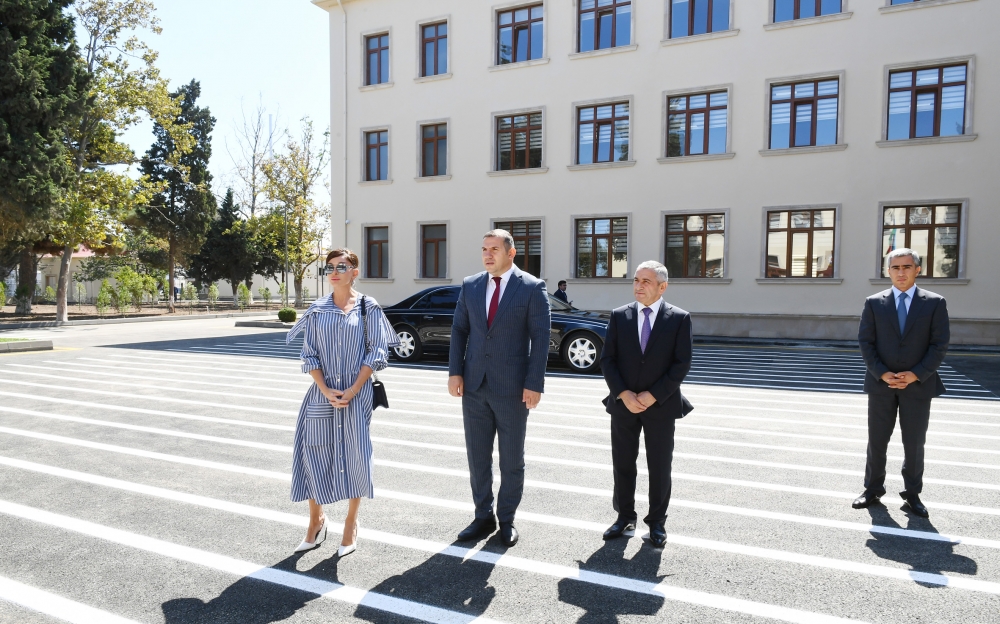 Mehriban Əliyeva 113 nömrəli məktəbdəki şəraitlə tanış olub - YENİLƏNİB