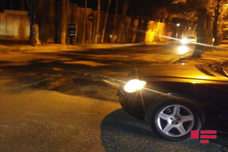 Bakıda avtomobil çuxura düşdü: sürücü polisə şikayət edib - FOTO - VİDEO