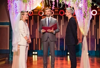 Aparıcı öz toyunda soyundu: gəlinin qayınana və qayınatası... - VİDEO