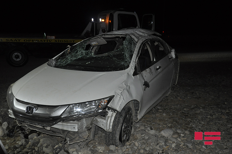 Hacıqabulda “Honda” təkərinin partlaması nəticəsində yoldan çıxaraq aşıb - FOTO