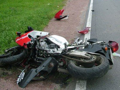 Motosikleti ağaca çırpan sürücü hadisə yerində öldü