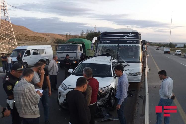 Azərbaycanda sərnişin avtobusu qəza törətdi, yaralanan var - FOTO