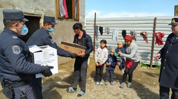 Evdən çölə çıxa bilməyənlərə ərzaq paylanıldı - FOTO