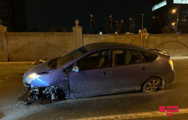 Bakıda avtomobil aşdı: sürücü hadisə yerindən qaçıb - FOTO