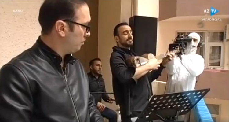 Məşhur tarzən Şəhriyar İmanov eyvanda canlı konsert verdi - VİDEO - #evdəqal