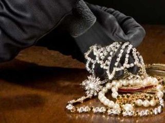 Evdən külli miqdarda qızıl oğurlandı