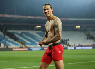 Komendant saatını pozan futbolçu ev dustağı edildi