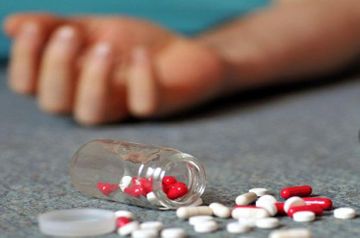 Azərbaycanda yeniyetmə qız dərmandan zəhərləndi